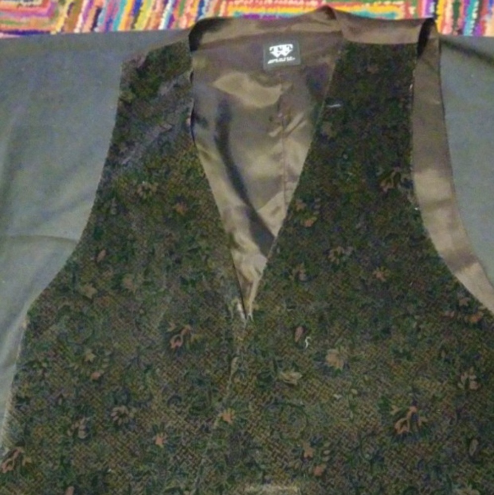 Vest - Picture 2 of 4